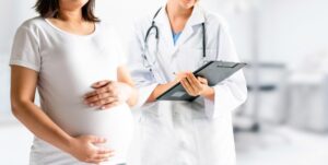 pregnant-woman-gynecologist-doctor-hospital